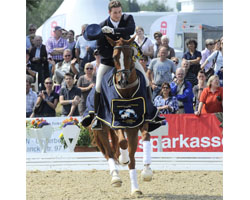 Woodlander Farouche von Fürst Heinrich / Dimaggio hat mit Michael George Eilberg (Großbritannien) die Qualifikation zur Weltmeisterschaft der fünf Jahre alten Dressurpferde in Verden gewonnen. Foto: Frieler